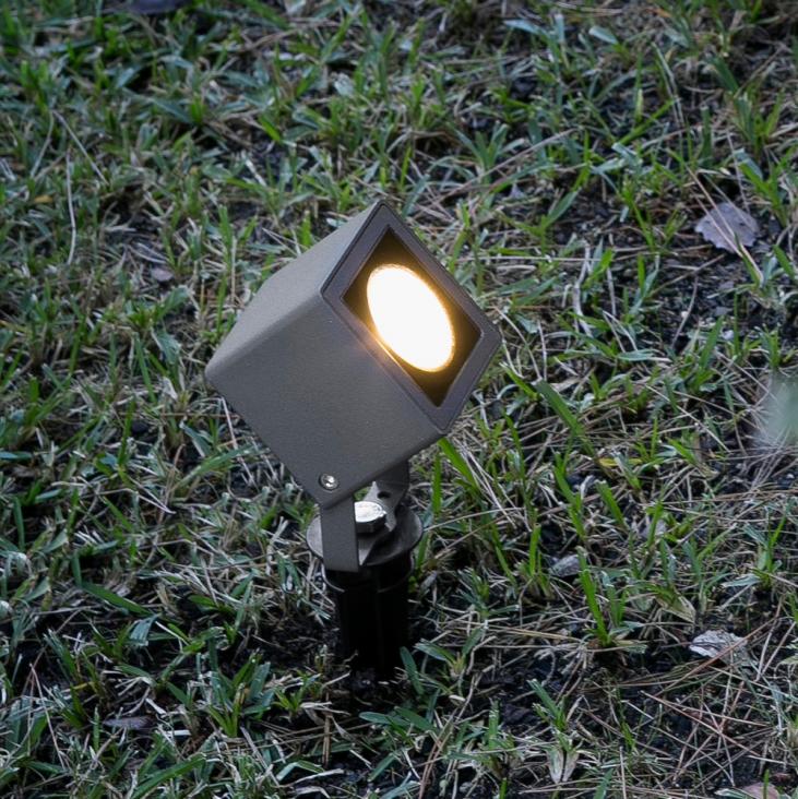 SOBEK : Projecteur extérieur  noir LED sur piquet (FARO-70151)
